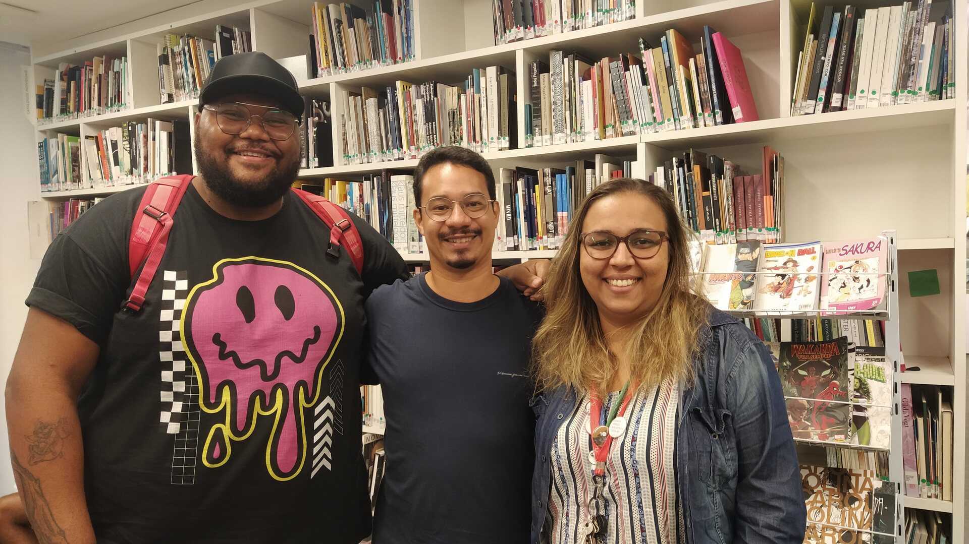 Karen Merlim com participantes em biblioteca