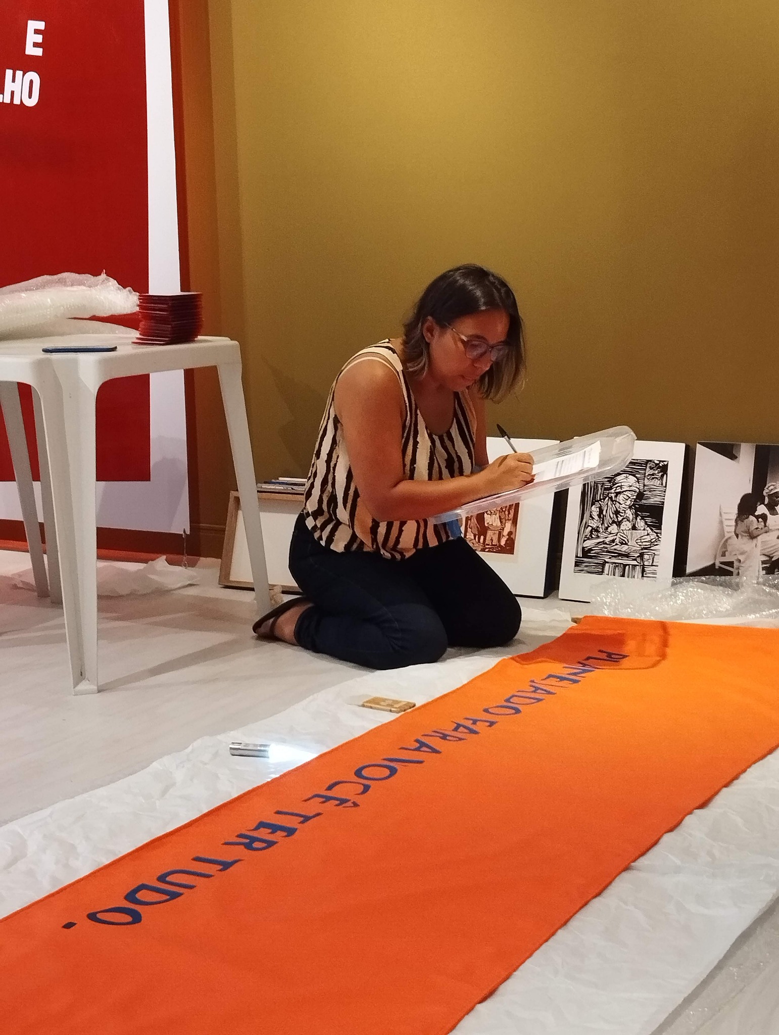 Karen Merlim organizando materiais de exposição